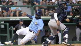 ▲洋基小聯盟捕手塞格勒（右）擔任捕手時是右手傳球，圖為他在今年春訓支援熱身賽時擔任捕手。（資料圖／美聯社／達志影像）