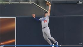 ▲道奇中外野手奧特曼（James Outman）跳超高沒收全壘打。（圖／翻攝自MLB官網）
