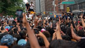 ▲百萬網紅宣布街頭「免費送300台PS5」！數千人聚集紐約釀暴動　65人遭逮捕。（圖／路透社／達志影像）