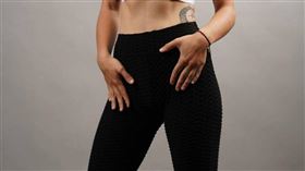 ▲緊身瑜珈褲會讓下半身的身材表露無遺。（示意圖／PIXABAY）