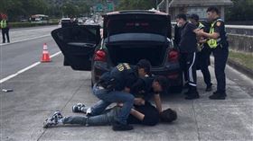 國道警日前進行圍捕演練超逼真，路過民眾誤以為真狂報警。(圖／翻攝畫面)