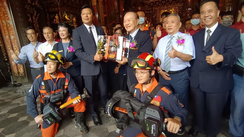 龍山寺聞聲救苦！捐贈新北消防破門神器