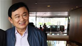 前泰國總理戴克辛和盈拉兄妹訪港前泰國總理戴克辛與盈拉兄妹近日展開亞洲之行，並輾轉抵達香港訪問。圖為戴克辛18日在香港洲際酒店與友人合照。中央社記者張謙香港攝　107年2月18日