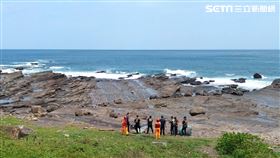 新北市貢寮區海岸邊發生1具全裸男屍。（圖／翻攝畫面）