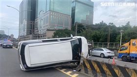 新北市汐止區發生直行車自撞分隔島後翻覆事故。（圖／翻攝畫面）