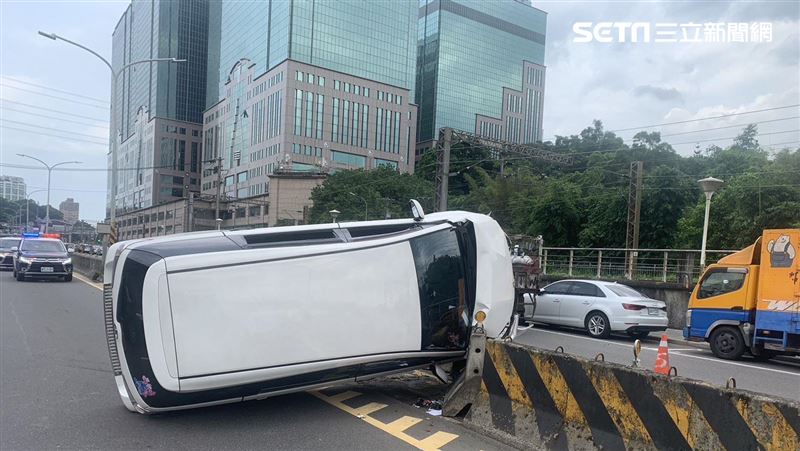 轎車側翻壓毀分隔島　肇事駕駛竟消失無蹤