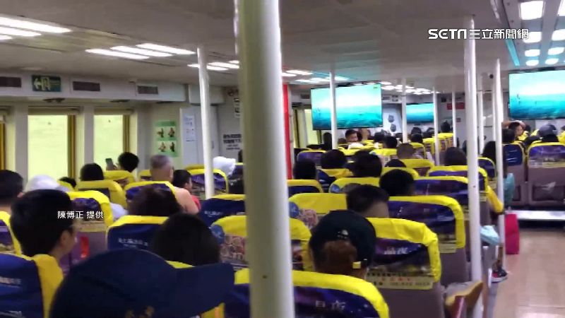 搭海盜船！屏東往小琉球浪2米　乘客好暈