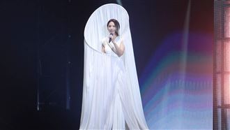 昔高雄慘遇失聲地震　Hebe返場小巨蛋哭了