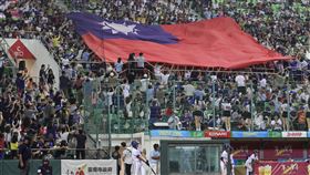 U12世界盃台灣對美國　巨幅國旗為小將加油2023年第7屆U12世界盃棒球賽複賽持續展開，台灣隊5日晚間與美國隊交手，觀眾席群眾合力拉開巨幅中華民國國旗，全力為台灣小將加油。中央社記者裴禛攝　112年8月5日