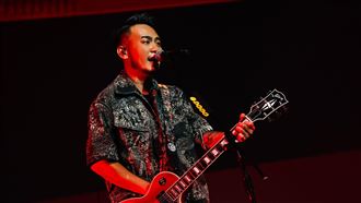 唱一半全場高舉台獨旗幟！滅火器反應曝光