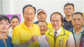 郭台銘、顏宏霖（圖／翻攝自郭台銘 臉書）