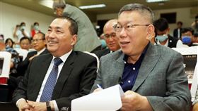 柯文哲出席台灣文化協會成立百年紀念紀錄片發表會後，曬出與侯友宜並肩而坐的照片。（圖／翻攝自柯文哲臉書）