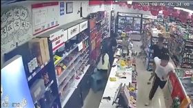 影／山東規模5.5強震！餘震至少59次、126處房屋倒塌　現場畫面曝光。（圖／翻攝自微博）