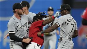 ▲拉米瑞茲右鉤拳擊中安德森的左臉，棒球場成了拳擊場。（圖／美聯社／達志影像）