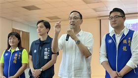 ▲國民黨主席朱立倫陪同桃園第一選區立委參選人牛煦庭參加「爸比 give me fly競技紙飛機比賽」（圖／國民黨提供）