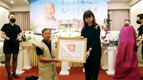重要土水修造技術保存者蘇清良辭世 文化部代表頒贈總統褒揚令(文化部提供)