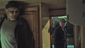 影集八尺門的辯護人  范逸臣為求生存痛下毒手在影集「八尺門的辯護人」中，演員范逸臣（右）為求生存不惜狠下毒手，疑似夜半出海棄屍，被劇中李銘順的爸爸發現。（鏡文學提供）中央社記者葉冠吟傳真  112年7月17日