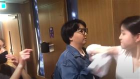 留澳小粉紅圍剿港生！衝突畫面曝光　正義哥挺身嗆回：被洗腦的奴隸。（圖／翻攝自公子沈YouTube）