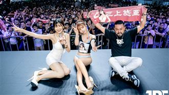 三上悠亞領軍47女優　萬人朝聖震撼畫面曝