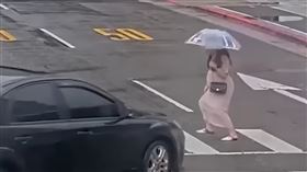 孕婦險遭左轉車撞上　（圖／翻攝自WoWtchout地圖型行車影像分享平台）