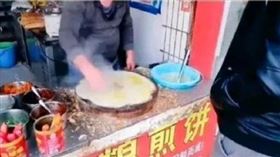 印度網友嫌「中國路邊攤不衛生」！小粉紅氣炸：別再放他們入境。（圖／翻攝自微博）