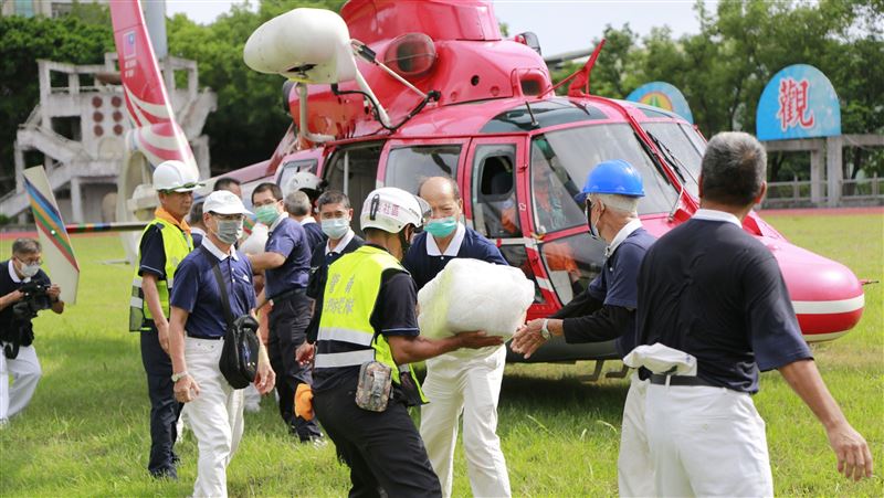 西南氣流重創南投　慈濟援助物資空運災區
