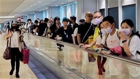 沖繩那霸機場開放  航空公司加強疏運旅客沖繩那霸機場因受颱風卡努影響關閉多日，直到3日才恢復起降，為了載運滯留當地的旅客，中華航空及長榮航空等往返桃園沖繩的班機也放大機型或加派班機疏運。圖為剛飛抵桃園機場的民眾。中央社記者吳睿騏桃園機場攝  112年8月3日