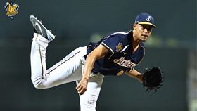 ▲兄弟新洋投艾里歐（Emilio Vargas）兒時偶像是投手教練王建民。（資料圖／翻攝自兄弟Fans Club臉書）