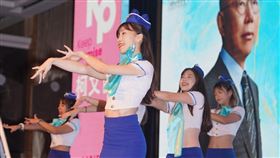 北區姊妹台灣選哲之友會成立　舞者熱舞台灣民眾黨主席柯文哲5日下午在台北舉辦「北區姊妹台灣選哲之友會成立茶會」，主辦單位特別邀請舞者熱舞帶動氣氛。中央社記者徐肇昌攝  112年8月5日