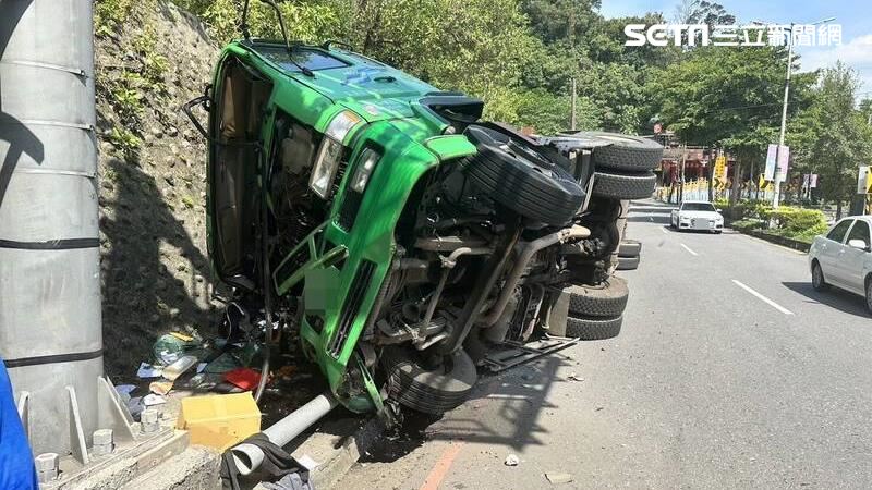 聯結車過彎撞路樹側翻　車頭變形司機送醫