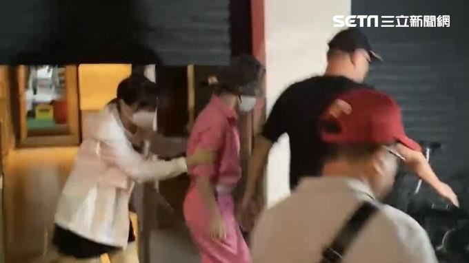 朱海君唱完消失1小時　變裝溜後門離開