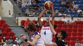 日本隊在禁區擁有相當大的身高優勢。（圖／籃球協會提供）