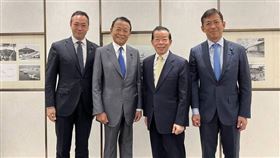 自民黨副總裁麻生太郎（左2）今率眾議員鈴木馨祜（左）、中西健治（右）訪台，駐日代表謝長廷（右2）到機場送機。（駐日代表處提供）