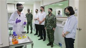 總統蔡英文2022年6月2日前往陸軍化生放核訓練中心慰勉（總統府提供）