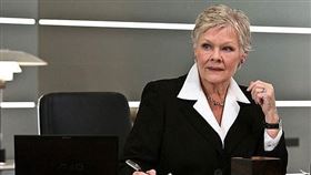 茱蒂丹契因演出《007》系列中的M夫人廣為人知。（圖／翻攝IMDB）