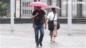 大雨、下雨、雷雨、梅雨、午後雷陣雨、撐傘。 （圖／記者林敬旻攝）