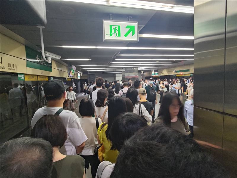 小南門站「列車異常」，現場上班人潮塞滿，現場熱氣飆升，引爆網友怒氣狂轟。（圖／翻攝自PTT 八卦版）