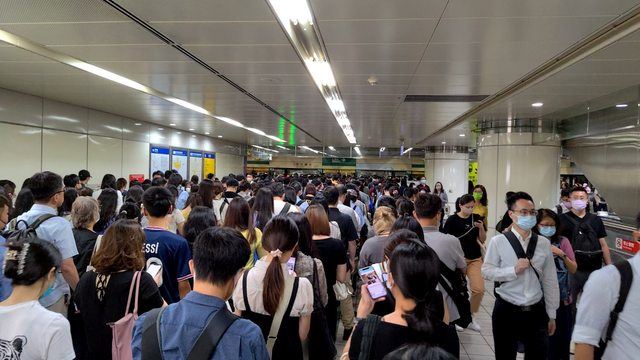 月台擠爆！綠線列車異常挨轟　北捷回應了