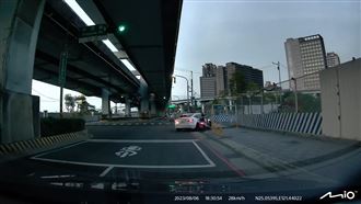 共享機車撞右轉特斯拉　影片曝光網友傻眼