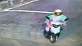 警方調閱監視器發現劉女穿著雨衣騎車的畫面，與目擊者指證情形相符。（翻攝畫面）