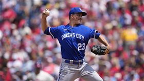 ▲皇家39歲投手葛蘭基對費城人投4局吞敗，差點有機會上場打擊。（圖／美聯社／達志影像）