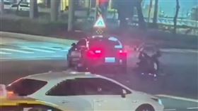 大安區劉姓婦人駕駛賓士車未依號誌燈左轉，直行22歲張姓男大生撞上殞命。（圖／翻攝畫面）