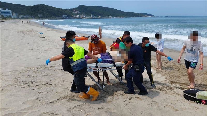 一家7口戲水萬里戲水　男遭浪捲溺斃