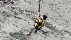 廬山溫泉，架設牽引繩救援，小男孩渡河脫困，吃麵包狼吞虎嚥（圖／翻攝畫面）