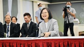 總統蔡英文今 (7) 日出席台灣碳權交易所總部揭牌。（圖／總統府提供)