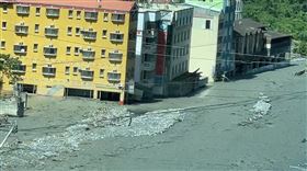 廬山溫泉，麗來飯店，鋪帆布保護地基，避免流失（圖／翻攝畫面）