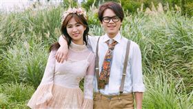 ▲有網友在臉書發問「HowHow不帥憑什麼娶到鄧福如」，意外掀起網友熱議。（圖／翻攝自HowHow IG）