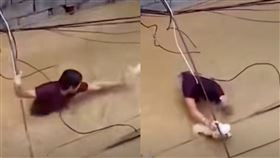 男主人跳入水中拯救愛犬。（圖／翻攝自微博）