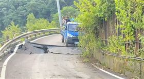 力行產業道路，柔腸寸斷，路面崩塌斷裂瞬間，驚險，貨車冒險通行(圖／翻攝畫面)