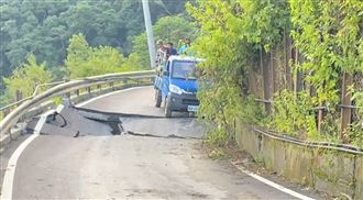 驚險直擊！貨車冒險通行下1秒路瞬間崩塌